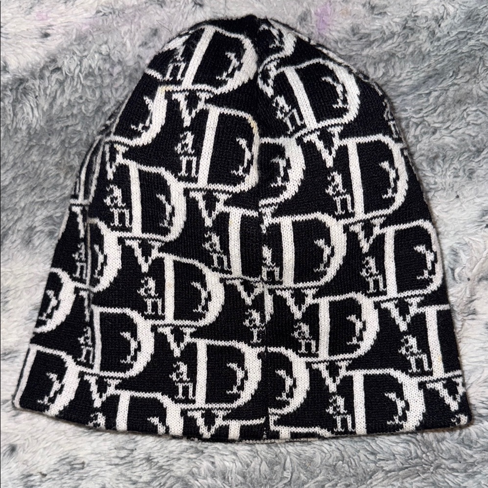 Men’s Or Women’s Vandy The Pink Logo Design Beanie! One Size Fits All! Brand New